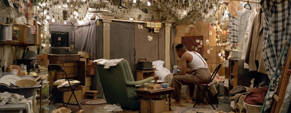 Jeff Wall. Photographs. Dal 9 ottobre al 1 febbraio 2026 alle Gallerie d'Italia Torino di Intesa San Paolo una mostra curata da David Campany che ripercorrer&agrave; lo sviluppo a pi&ugrave; livelli del suo linguaggio artistico