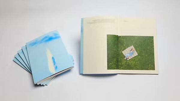 Questo bosco ti aiuter&agrave; a vivere. Un libro di Giulio Ielardi, editing e design di Camilla Sampietro: un viaggio nella vita appassionata di Riccardo Nardi, naturalista senese che ha salvato uno degli ultimi paradisi selvaggi d'Italia