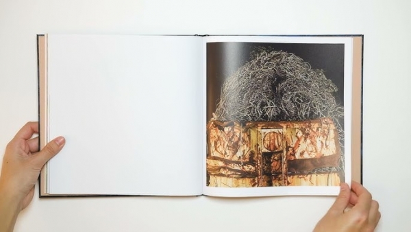 The Iron Age. Un libro di Giulio Ielardi edito da Yogurt con la direzione artistica di Francesco Zizola: lo sguardo obliquo della fotografia sul tema della sostenibilit&agrave; ambientale. Un progetto voluto dal Gruppo Fiori, azienda di recupero metalli