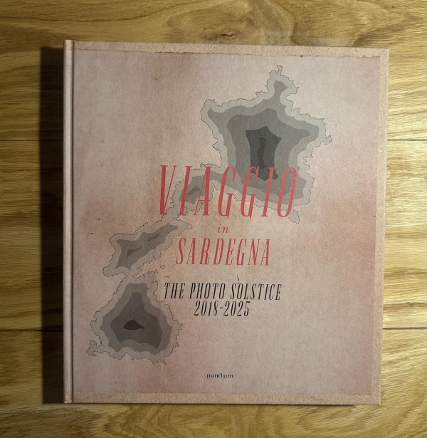 Viaggio in Sardegna. Un libro edito da Punktum con fotografie delle Commissioni Sardegna realizzate da Marco Delogu, Pino Musi, Paolo Ventura, Olivo Barbieri e con i lavori di Marco Loi, Luca Nostri, Vincenzo Pagliuca, Matthew Connors