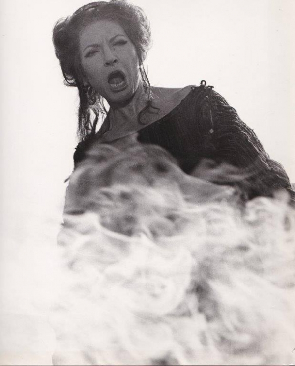 Mario Tursi, Lucia G&ocirc;b&ouml;ly&ouml;s e Eszter Herczeg. Medea