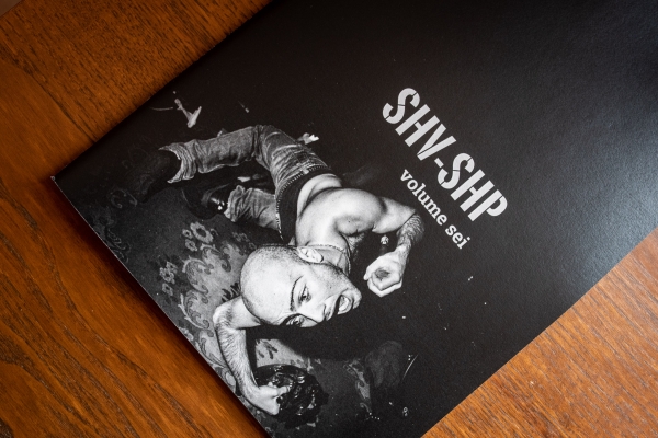 SHV-SHP. Pubblicato il sesto volume della fanzine fotografica nata nel 2020 per raccontare i concerti hardcore, punk e noise in spazi DIY. Un progetto indipendente nato dalla collaborazione tra BiZed Photozines e Inferno Store